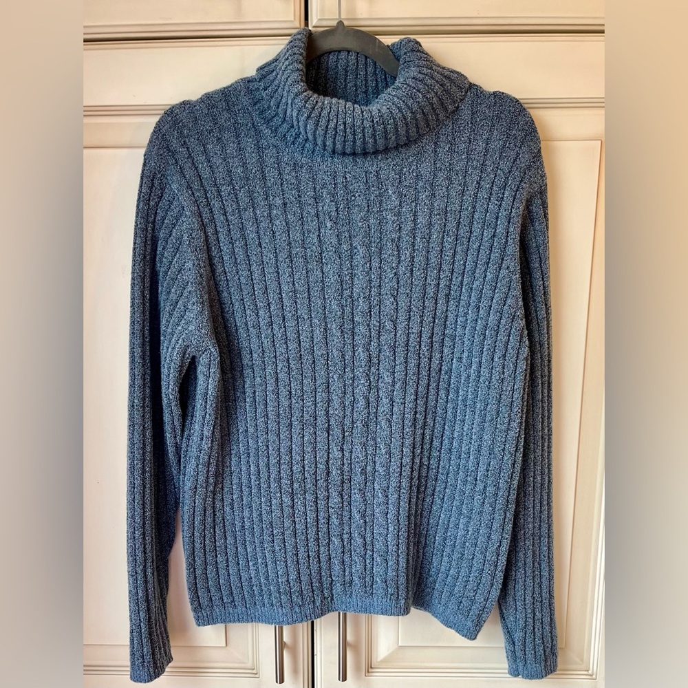 🍓 Northern Traditions turtleneck sweater lightweight. Cable knit pattern front